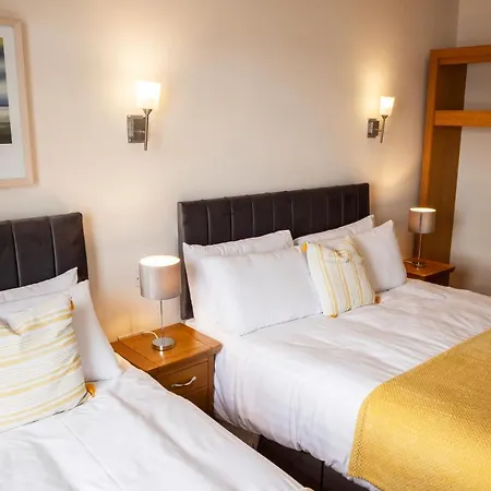 The Waters Edge Hotel *