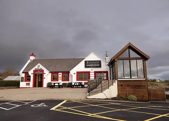 The Waters Edge Hotel *